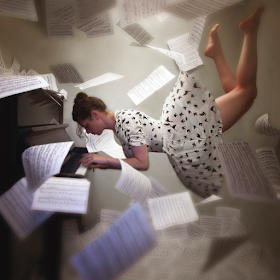 25-Piano-Jenna-Martin-Surreal-Photographs-with-Underwater-Shots-www-designstack-co
