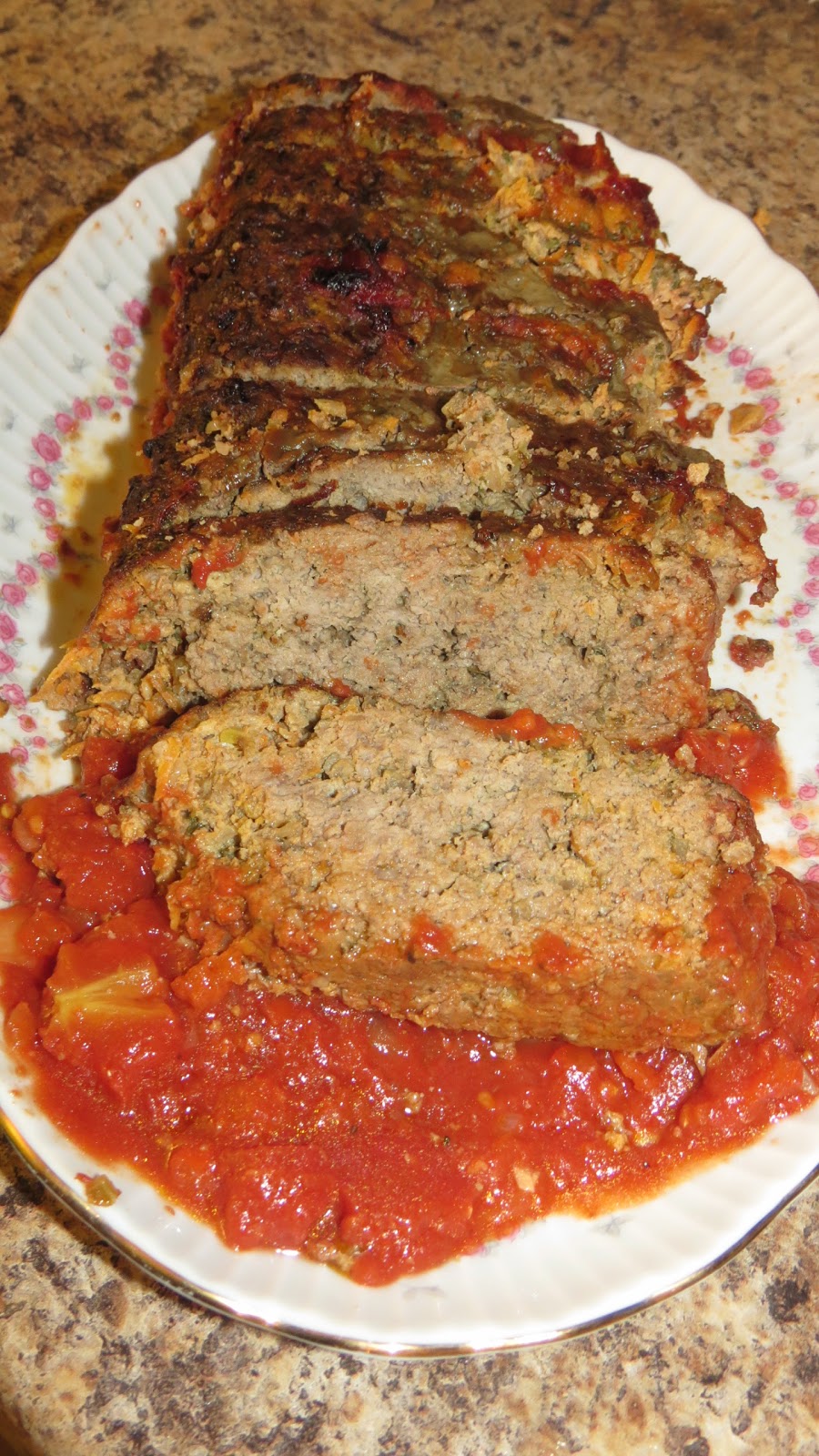 Cuisine chic et simple Délicieux pain de viande, sauce tomate au vinaigre balsamique et au parmesan