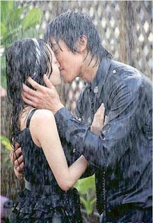 Nụ hôn lãng mạn dưới cơn mưa