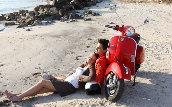 Couple on Vacation HD Wallpaper Romantic Moments