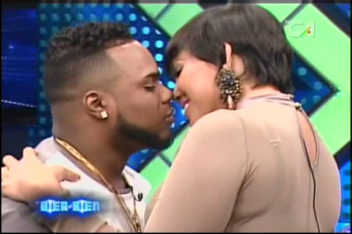 Video Ana Carolina Besa Al Musicologo Al Paso De Los Famosos