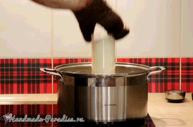 Достаем стакан с белками из кастрюли, вставляем пластиковую трубу