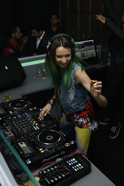 Dj Miss Monique at the console Dj Miss Monique at the console