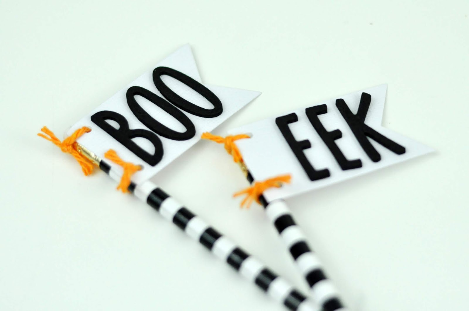 Halloween Candy Beaker tutorial with Jen Gallacher. #halloween #halloweendecor #halloweencandy #jengallacher Halloween Candy Beaker tutorial with Jen Gallacher. #halloween #halloweendecor #halloweencandy #jengallacher