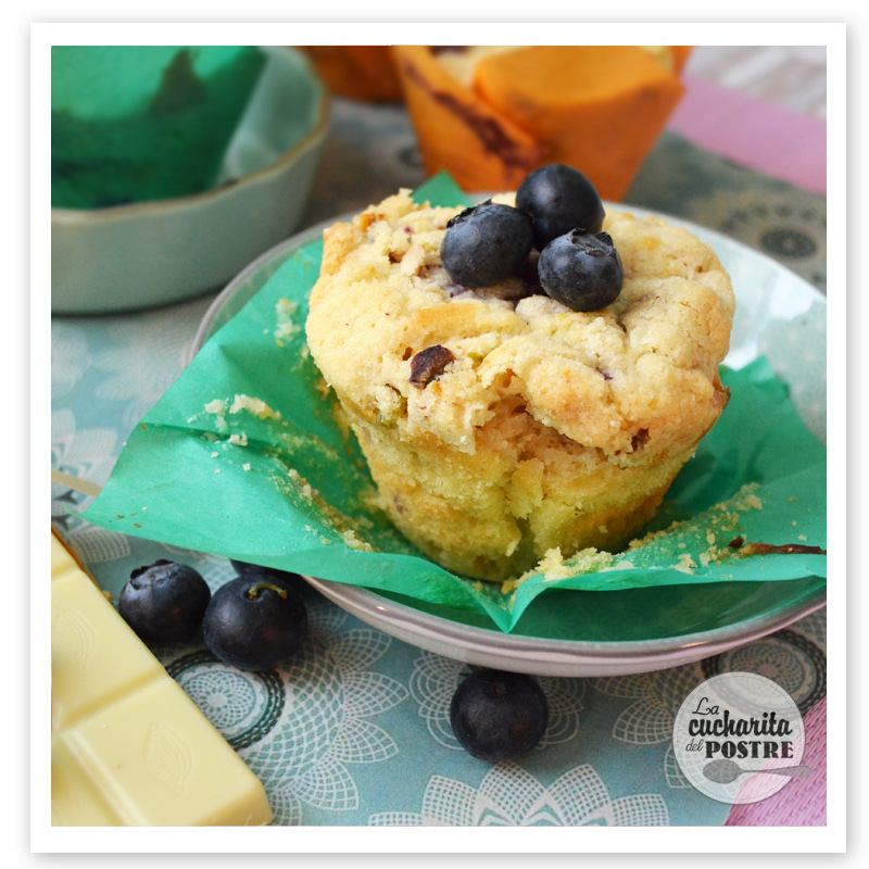 LA CUCHARITA DEL POSTRE MUFFINS DE CHOCOLATE BLANCO Y ARÁNDANOS / BLUEBERRY AND WHITE CHOCOLATE