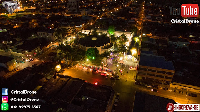 Foto que mostra a região da Prefeitura de Cristalina á noite Cristalina tem uma economia rica...
