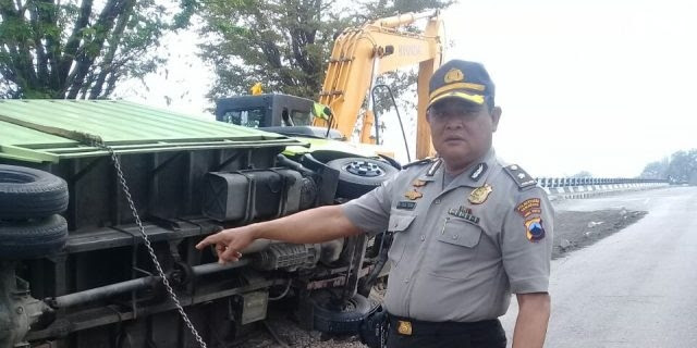 Truk Milik Perusahaan Pengiriman Barang Terguling Saat Sedang Ada Perbaikan Jalan