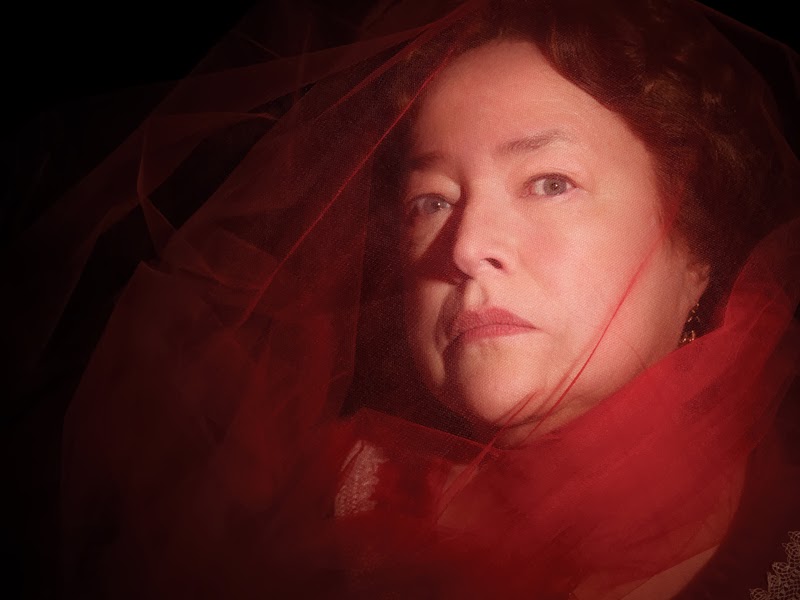 Jessica Lange and Kathy Bates camp it up on 'Horror Story