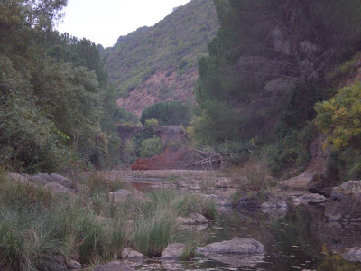 Río Guadiato con el puente roto , ruta de senderismo