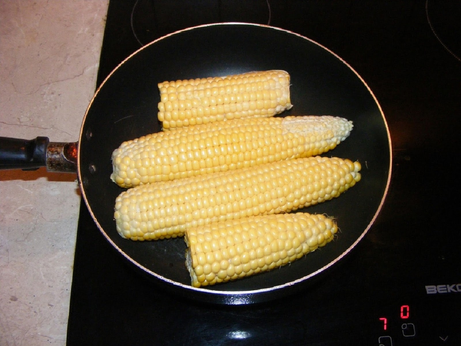 Жарить на кукурузном масле. Кукуруза на сковороде. Обжаренная кукуруза. Жареная кукуруза. Жареная кукуруза на сковороде в початке.