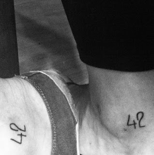 tatuagem guia do mochileiro das galaxias 42