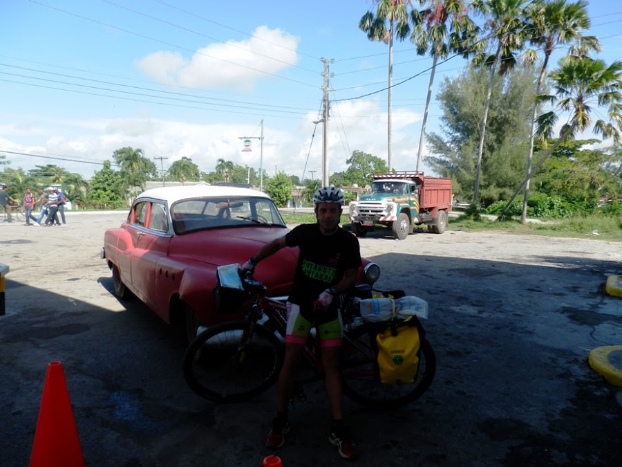 parada-en-una-gasolinera-de-soroa-a-san-cristobal-en-cuba
