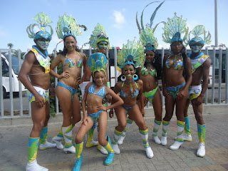 Extraordinario vestuario del grupo Afrobatata del INEM Cartagena en los Carnavales de Barranquilla