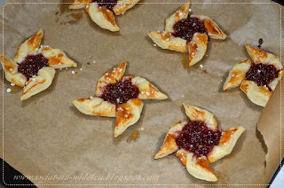 https://swiat-na-widelcu.blogspot.com/2017/11/szybkie-sodkie-wiatraczki-z-ciasta.html