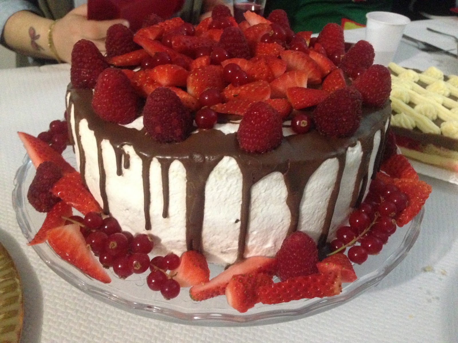 A CASA DI LORY DRIP CAKE AI FRUTTI ROSSI