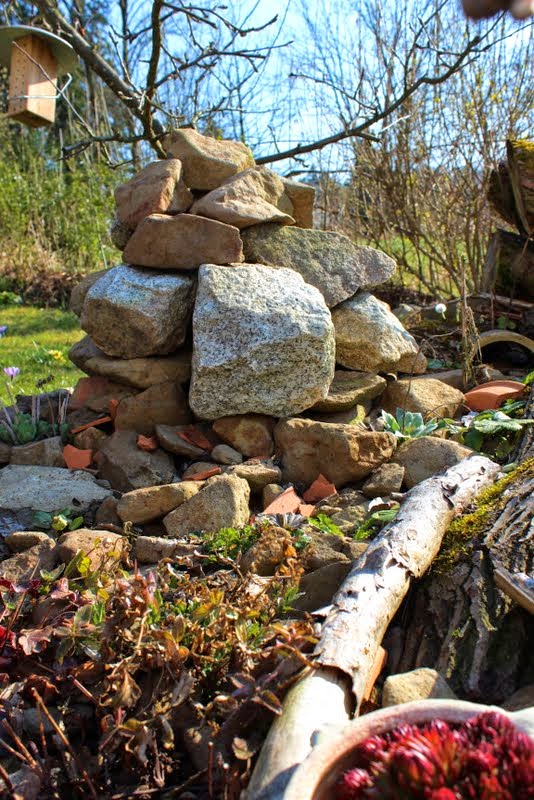Wildes Gartenglück Sandbad, Sandhaufen, Steinpyramide und