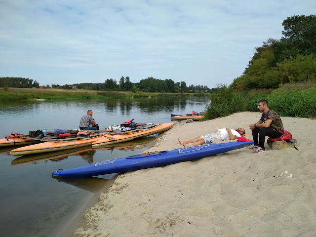 plażowanie nad Wartą, slowlife, spływ kajakowy Warta, pływamy w dziećmi, Oborniki, Przystań Kowale