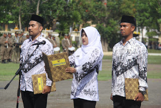 E satu.com (Indr) -Peringatan ke-24 Hari Guru Nasional (HGN) dan HUT ke-73 Persatuan Guru Republik Indonesia (PGRI) merupakan momentum untuk mewujudkan guru sebagai pengerak perubahan menuju Indonesia yang cerdas dan berkarakter dalam era revolusi industri 4.0. Hal tersebut ditegaskan Bupati Indramayu Hj. Anna Sophanah ketika menjadi inspektur upacara pada puncak peringatan HGN dan HUT PGRI tingkat Kabupaten Indramayu, Senin (26/11/2018) di Alun-Alun Indramayu. Menurut Anna, dalam mendidik siswa di sekolahnya, semua guru harus menerapkan azas disiplin dan menjadi seorang guru atau pendidik yang mempunyai perilaku baik sehingga menjadi contoh oleh para muridnya. E satu.com (Indr) -Peringatan ke-24 Hari Guru Nasional (HGN) dan HUT ke-73 Persatuan Guru Republik Indonesia (PGRI) merupakan momentum untuk mewujudkan guru sebagai pengerak perubahan menuju Indonesia yang cerdas dan berkarakter dalam era revolusi industri 4.0. Hal tersebut ditegaskan Bupati Indramayu Hj. Anna Sophanah ketika menjadi inspektur upacara pada puncak peringatan HGN dan HUT PGRI tingkat Kabupaten Indramayu, Senin (26/11/2018) di Alun-Alun Indramayu. Menurut Anna, dalam mendidik siswa di sekolahnya, semua guru harus menerapkan azas disiplin dan menjadi seorang guru atau pendidik yang mempunyai perilaku baik sehingga menjadi contoh oleh para muridnya.