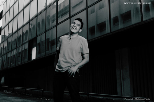 Eka's Page: Chord Tulus - Sewindu