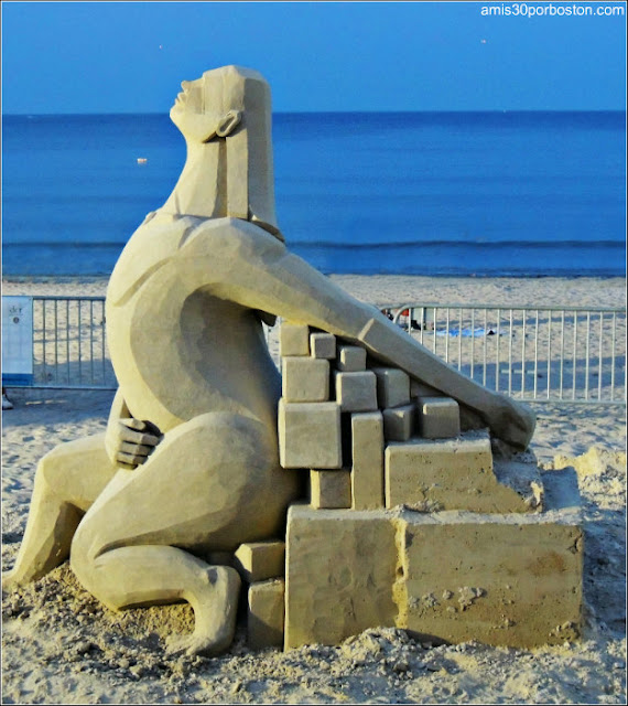 Esculturas de Arena de Revere Beach: Look Up de Marianne Van Den Broek Esculturas de Arena de Revere Beach: Look Up de Marianne Van Den Broek