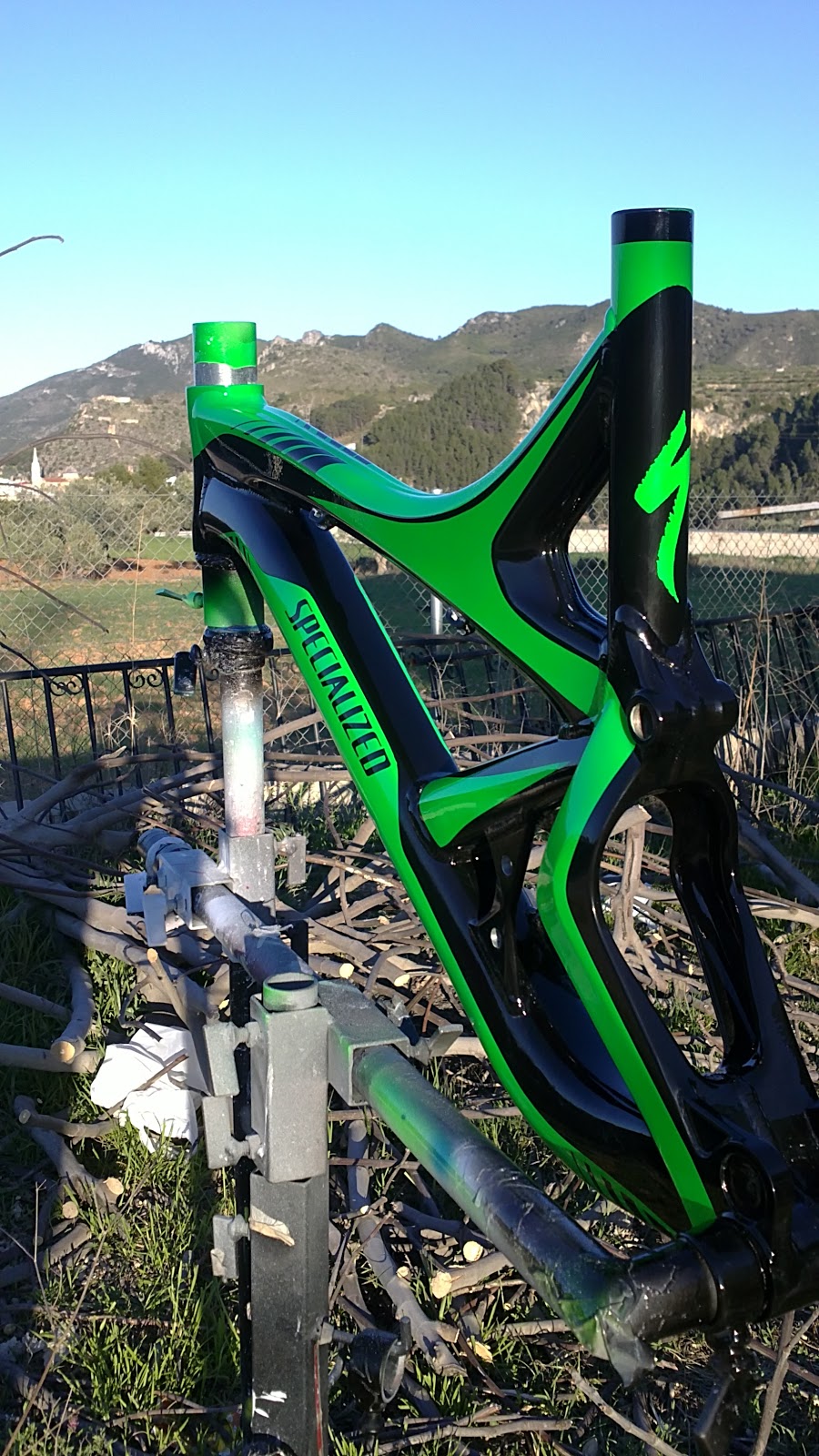 aerotec: SPECIALIZED DEMO EN VERDE FOSFORITO