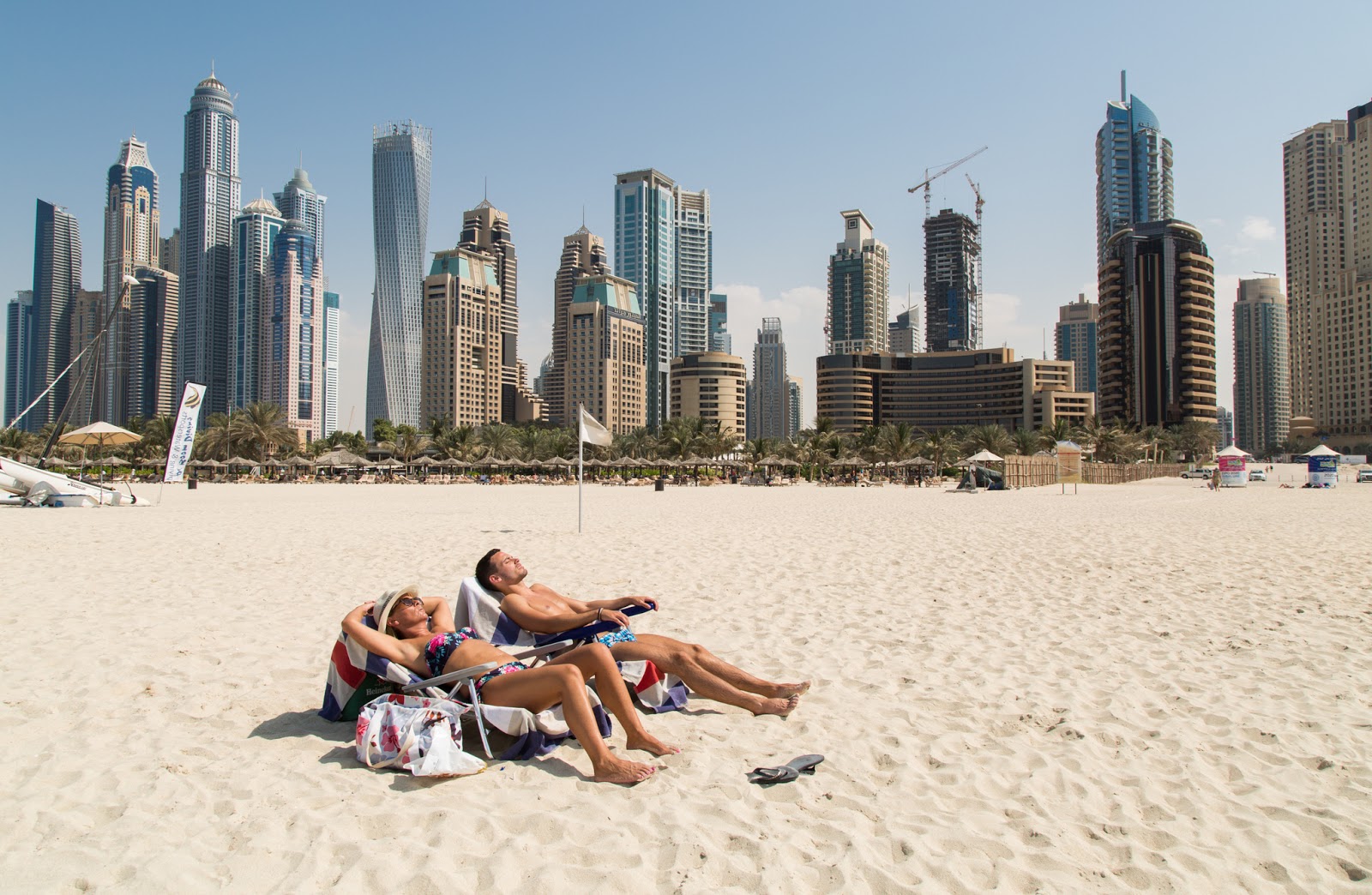 Который час в дубае сейчас. Бурдж парк в дубае. Русские в эмиратах. Абу даби 2050. Дубай марина джибиар.