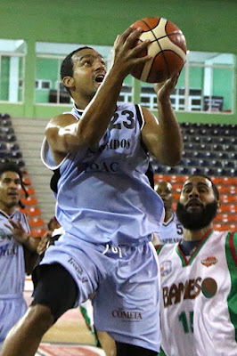 Ramón Ruiz encestó 23 puntos con los Prados en el Baloncesto del Distrito Nacional 