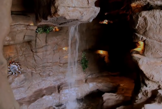 流れるプールや滝もある？世界一豪華な自宅用プールがすごい【o】　アメリカのユタ州の豪邸にあるプール、マウンテン　洞窟