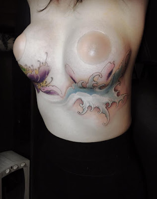 Tatuaje de flores y olas debajo de los senos a color