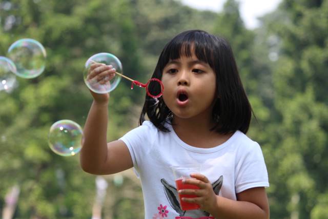 Bahagia Itu Sederhana, Belajar Dari Gelembung Sabun Membuat Tersenyum