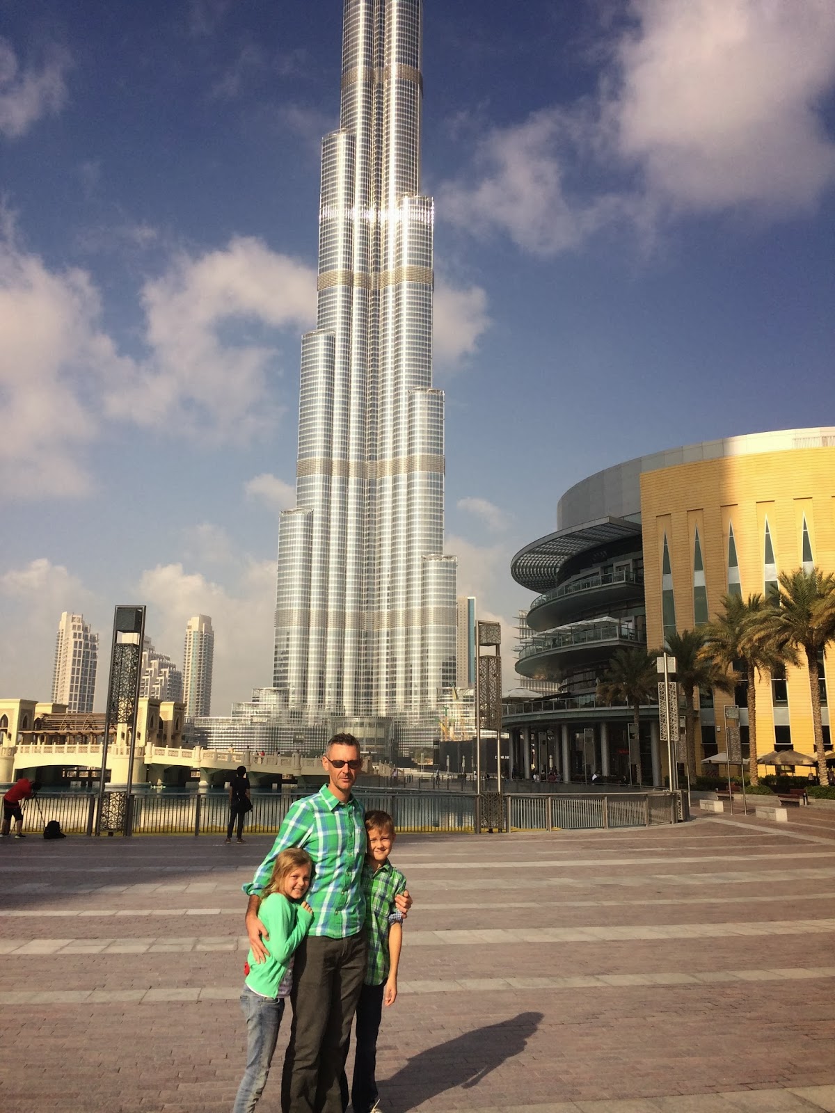 Бурдж халифа сейчас. Бурдж-Халифа Дубай люди. Бурдж-Халифа Дубай 124 этаж. Бурдж Аль Халифа Песчаная буря. Тай Вэй Бурдж Халифа.