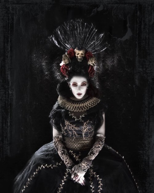 As fotografias surreais e fashion com rainhas históricas de Lorena Cordero - Isabel Bathory (Marisol Romero) Lorena Cordero fotografia surreal arte fashion mulheres modelos rainhas imperatrizes história Isabel Bathory (Marisol Romero)