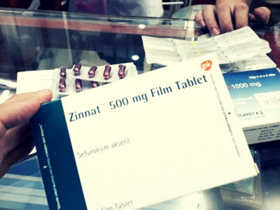 Thuốc kháng sinh Zinnat 500 mg giả lần này có bao bì màu xanh trong khi thuốc thật có bao bì màu đỏ