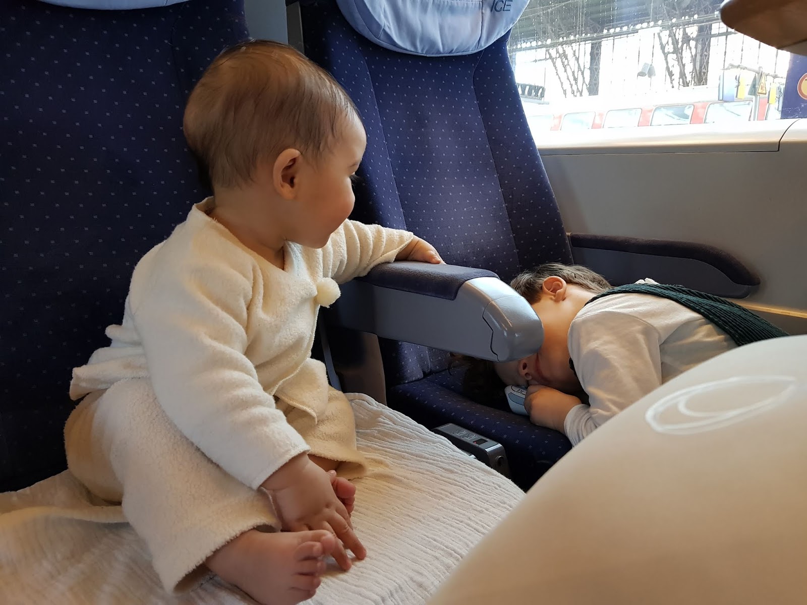 Peuter geobsedeerd door treinen