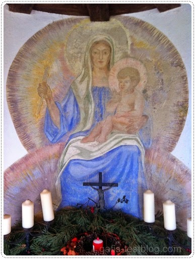 Maria mit Jesuskind in der Kapelle - Königen des Friedens