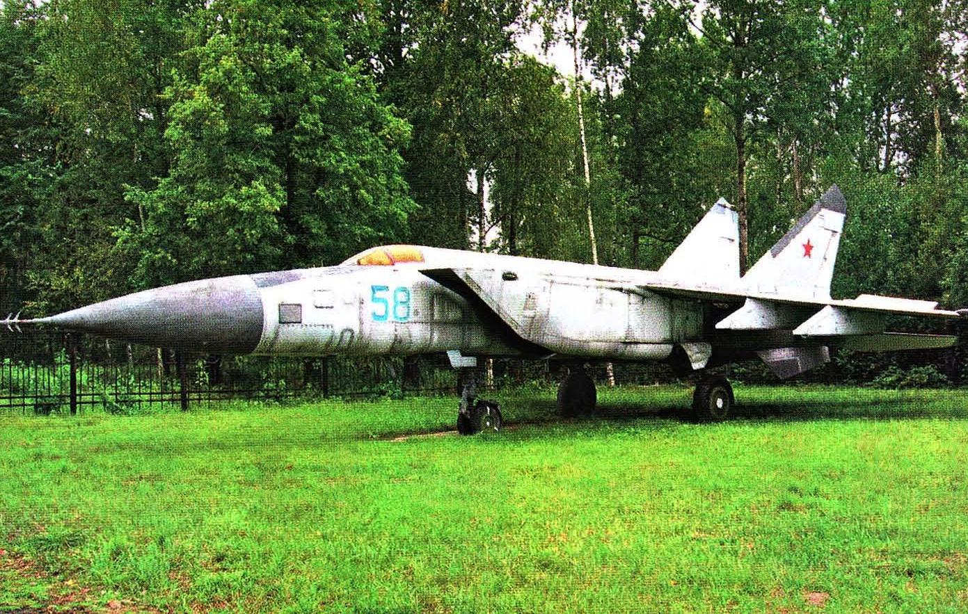 МиГ 25П в музее авиабазы Саваслейка.