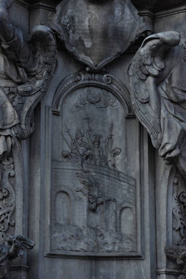 Plaskorzezba na cokole pomnika sw Jana Nepomucena na placu Kościelnym we Wrocławiu