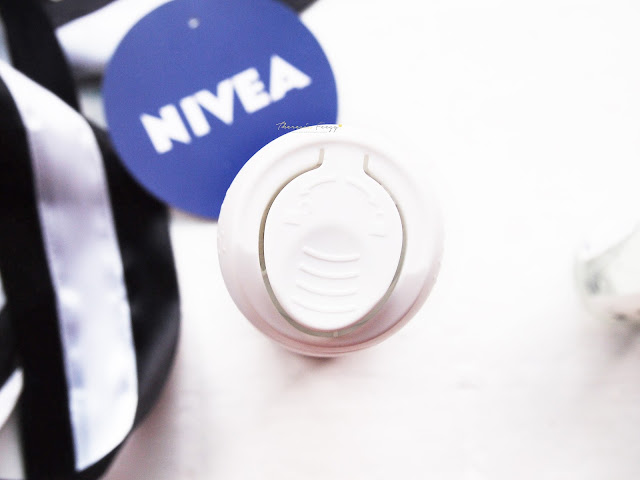 Nivea Invisible for black and white fresh deodorant as the solution for women's confident on a daily basis. With an anti-perspirant up to 48 hours protection, this product contains technology to prevent staining with its anti white marks and anti yellow staining on a white or colored clothing or white stains on a black or dark colored clothing. This product contains the Anti Stains technology which are the anti-white-marks with a special emulsion and masking agent to prevent a white stain on a darker color clothing while the anti-yellow-stains to prevent the yellow stain on a lighter color clothing.