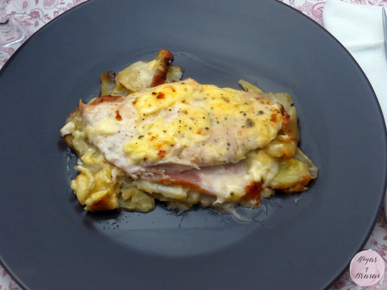 Gratín de pollo con bacon y mozzarella sobre lecho de patatas | Hogar y  Brasas