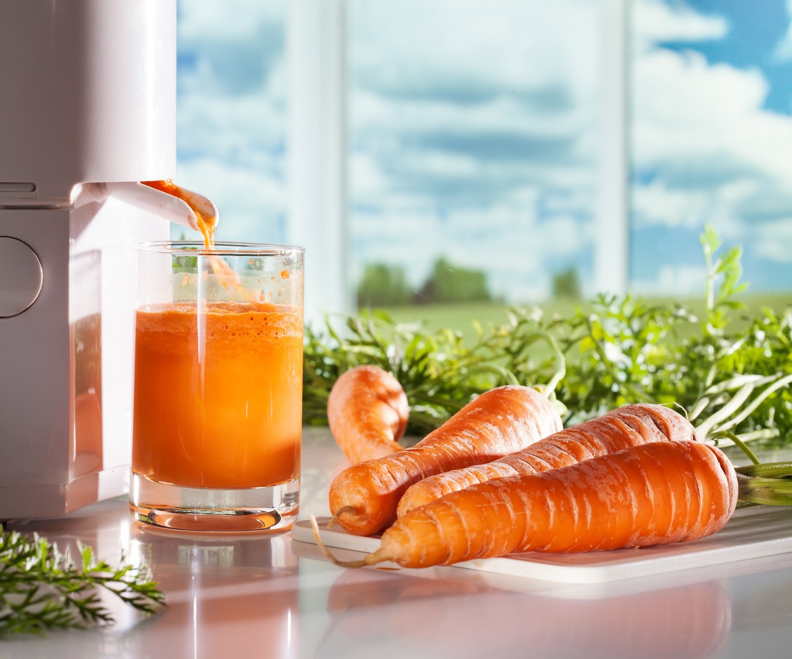 Свежевыжатая морковь. Морковный сок. Морковь сок. Свежевыжатый морковный сок. Свежевыжатый сок морковь.