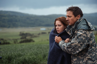 Amy Adams and Jeremy Renner star in Arrival (6)