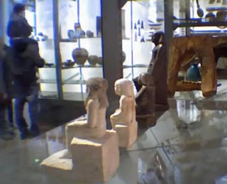 فيديو: تمثال فرعوني يدور من دون أن يلمسه أحد في متحف مانشستر A pharaonic statue circling without being touched by anyone at the Manchester Museum