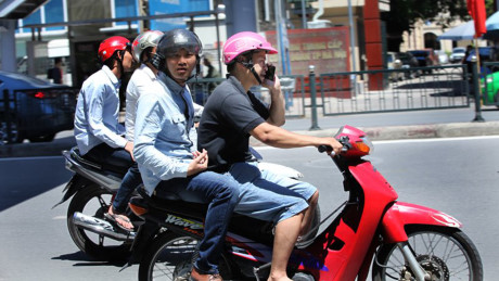 Quý cô Hà thành lái xe kiểu cảm tử - Ảnh 4 Quy co Ha thanh lai xe kieu cam tu - Anh 4