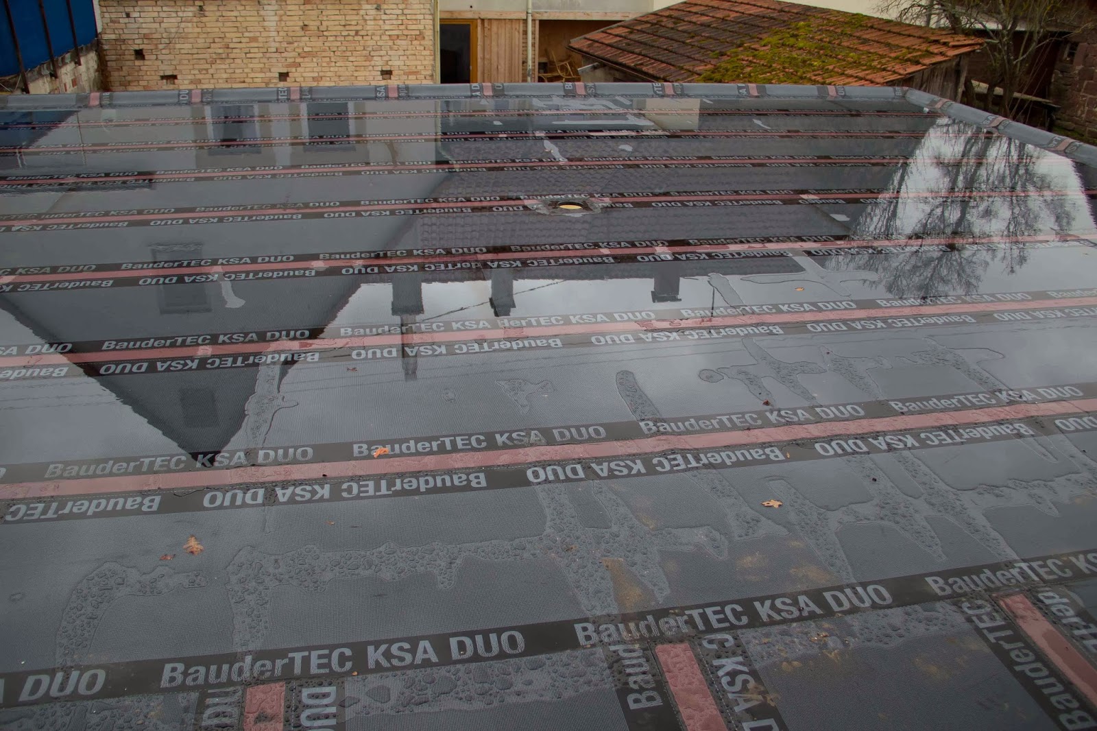 Flederhaus: Garagendach mit Abdichtung - Dachfenster - Besuch beim Glaser