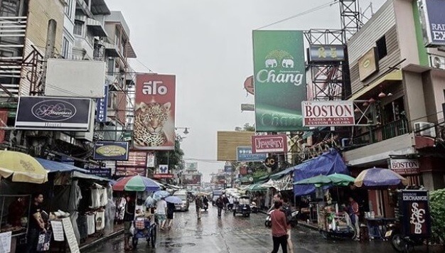 calle Khao San en Bangkok Tailandia zona para hospedarse donde quedarse en bangkok