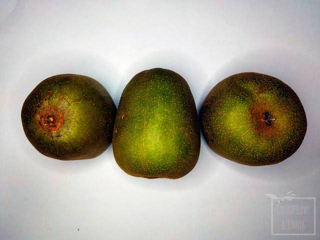 Ciekawe odmiany kiwi (Actinidia chinensis var. rufopulpa), czyli 'Hongyang' o czerwonym wnętrzu. Oryginalne odmiany pnącz owocowych, kiwifruit inn odmiany, smak, wygląd, zdjęcia, wnętrze, owoc