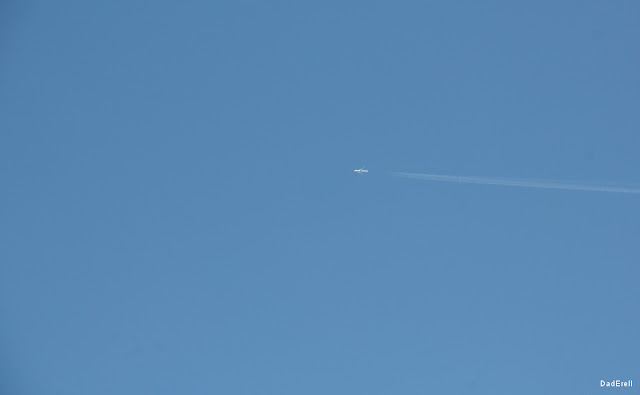 un avions dans le ciel bleu