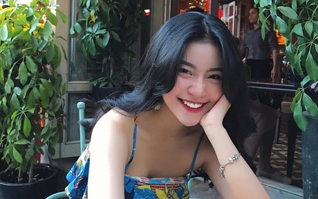 Cô bạn sinh năm 1998 xinh như búp bê cùng nụ cười tươi rói đang cực hot trên Instagram Việt Nam