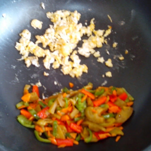 Imagen de las verduras y el huevo revuelto en el wok