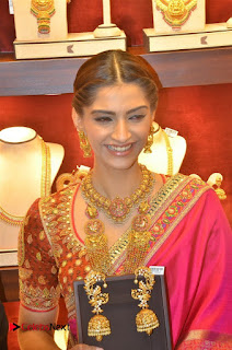Actress Sonam Kapoor Launch Kalyan Jewellers Anna Nagar Showroom  0016